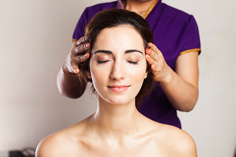 Массаж головы, ушей, лица. Подарочные сертификаты Ultra Подарки Москва. Купить оригинальный подарок или подарочный сертификат на Массаж головы, ушей, лица. Сервис UltraPodarki.ru Москва 8 800 505 95 30. 