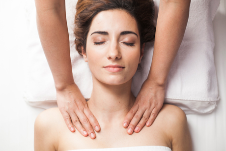 Антистрессовый массаж воротниковой зоны. Подарочные сертификаты Ultra Подарки Москва. Купить оригинальный подарок или подарочный сертификат на Антистрессовый массаж воротниковой зоны. Сервис UltraPodarki.ru Москва 8 800 505 95 30. 