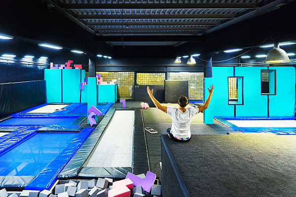 Прыжки в батутном центре в Москве. Сервис Ultra Подарки. Купить подарочный сертификат на батутный центр. Подарите прыжки на батуте для детей и взрослых в Москве. Сервис UltraPodarki.ru 8 800 505 95 30. Батутный центр Москва, батутный центр, прыжки на батуте Москва, купить батут Москва, батут, батут Москва