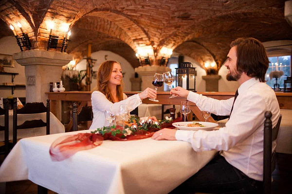 Романтическое свидание в ресторане в Москве. Ultra Подарки. Купить романтическое свидание в ресторане в Москве. Подарите самым близким незабываемые моменты и признайтесь в искренних чувствах. Сервис UltraPodarki.ru 8-800-505-95-30. Романтическое свидание в ресторане в Москве, свидание в Москве, свидание в ресторане, сертификат на свидание в ресторане, сертификат на свидание в Москве, купить свидание, купить свидание Москва, первое свидание, девушка свидание, хороший ресторан, романтический ресторан, романтический вечер, романтический ужин, романтические любимому, романтическая музыка