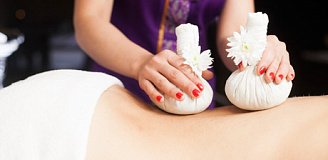 Тайский ойл-массаж с травяными мешочками