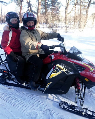 Катание на снегоходах в Москве в подарок. Сервис Ultra Подарки
. Подарочный сертификат на катание на снегоходах в Москве с друзьями. Закажите прокат снегоходов в подарок для мужчины по привлекательным ценам. Живописные маршруты для езды на снегоходах это отличная возможность активного отдыха. Сервис UltraPodarki.ru 8 800 505 95 30. катание на снегоходах, подарочный сертификат на катание на снегоходе, прокат снегоходов, прокат снегоходов Москва, катание на снегоходах Москва, езда на снегоходе