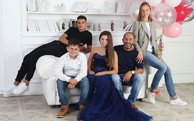 Семейная фотосессия в Москве. Ultra Подарки. Купить семейную фотосессию в Москве. Фотосессия для семьи укрепляет отношения и объединяет всех членов семьи. Сервис UltraPodarki.ru 8 (800) 505 95 30. Семейная фотосессия в Москве, семейная фотосессия, семейная фотосъёмка в Москве, семейная фотосъёмка, фотосессия для семьи Москва, фотосессия для семьи