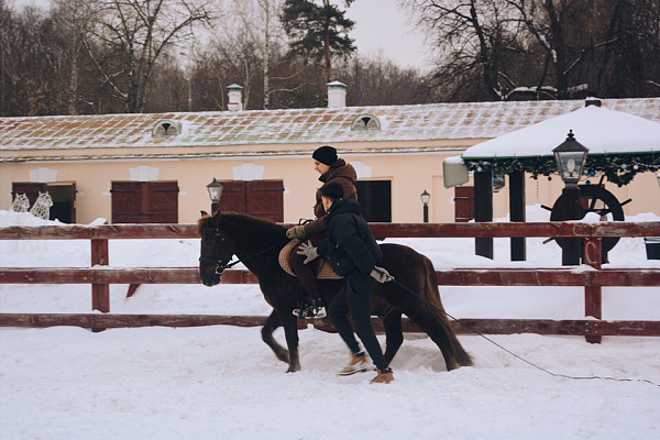 Конная прогулка в Москве. Подарочные сертификаты Ultra Подарки. Купить оригинальный подарок или подарочный сертификат на Конная прогулка в Москве. Сервис UltraPodarki.ru 8-800-505-9530. Катание на лошадях, Прогулка на лошади, Прогулка на лошадях для двоих, Конная прогулка, конный клуб, Конный Двор, конная прогулка, конная прогулка в Москве