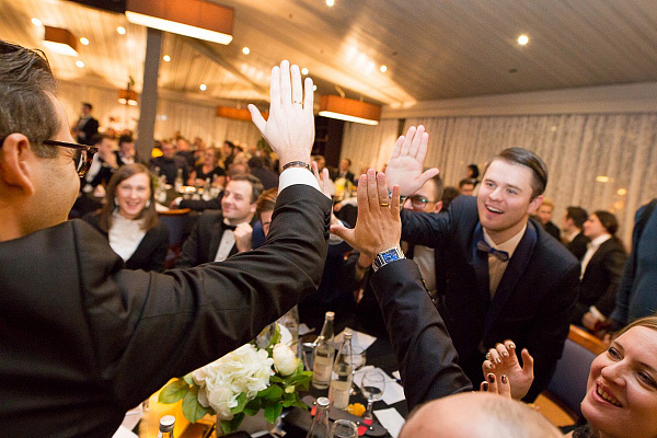 Игра в интеллектуальную викторину "КВИЗ". Подарочные сертификаты Ultra Подарки Москва. Купить оригинальный подарок или подарочный сертификат на Игра в интеллектуальную викторину "КВИЗ". Сервис UltraPodarki.ru Москва 8 800 505 95 30. 