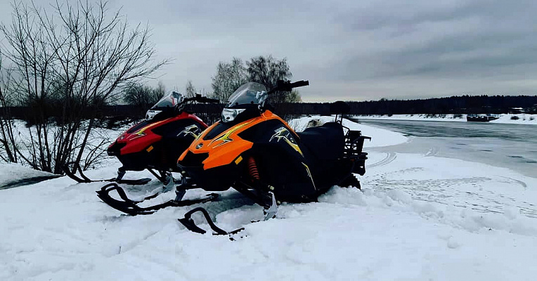 Катание на снегоходах в Москве в подарок. Сервис Ultra Подарки
. Подарочный сертификат на катание на снегоходах в Москве с друзьями. Закажите прокат снегоходов в подарок для мужчины по привлекательным ценам. Живописные маршруты для езды на снегоходах это отличная возможность активного отдыха. Сервис UltraPodarki.ru 8 800 505 95 30. катание на снегоходах, подарочный сертификат на катание на снегоходе, прокат снегоходов, прокат снегоходов Москва, катание на снегоходах Москва, езда на снегоходе