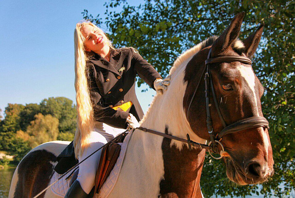 Конная прогулка в Москве. Подарочные сертификаты Ultra Подарки. Купить оригинальный подарок или подарочный сертификат на Конная прогулка в Москве. Сервис UltraPodarki.ru 8-800-505-9530. Катание на лошадях, Прогулка на лошади, Прогулка на лошадях для двоих, Конная прогулка, конный клуб, Конный Двор, конная прогулка, конная прогулка в Москве