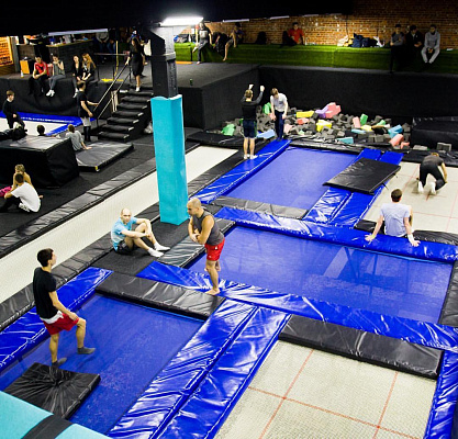 Прыжки в батутном центре в Москве. Сервис Ultra Подарки. Купить подарочный сертификат на батутный центр. Подарите прыжки на батуте для детей и взрослых в Москве. Сервис UltraPodarki.ru 8 800 505 95 30. Батутный центр Москва, батутный центр, прыжки на батуте Москва, купить батут Москва, батут, батут Москва