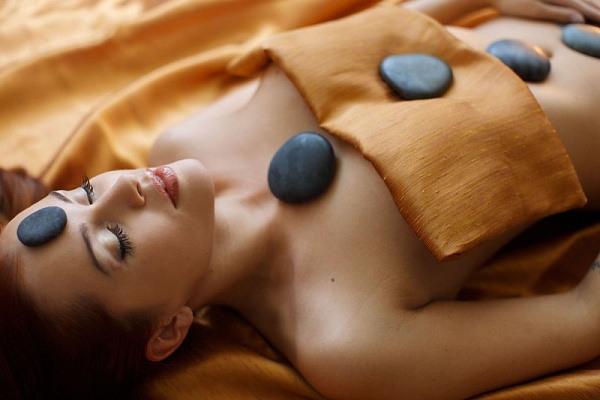 Стоун-массаж. Подарочные сертификаты Ultra Подарки Москва. Купить оригинальный подарок или подарочный сертификат на Стоун-массаж. Сервис UltraPodarki.ru Москва 8 800 505 95 30. 