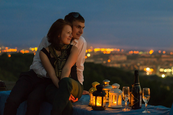 Романтическое свидание на крыше в Москве. Ultra Подарки. Купить романтическое свидание на крыше в Москве. Подарите самым близким незабываемые моменты и почувствуйте друг друга ещё ближе. Сервис UltraPodarki.ru 8 800 505 95 30. Романтическое свидание на крышев Москве, свидание на крышев Москве, свидание, сертификат на свидание на крыше, сертификат на свидание в Москве, купить свидание на крыше, купить свидание Москва