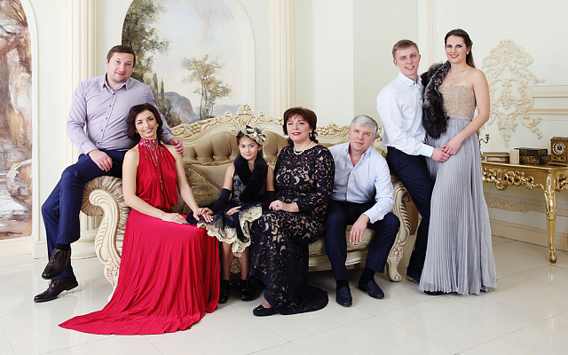 Семейная фотосессия в Москве. Ultra Подарки. Купить семейную фотосессию в Москве. Фотосессия для семьи укрепляет отношения и объединяет всех членов семьи. Сервис UltraPodarki.ru 8 (800) 505 95 30. Семейная фотосессия в Москве, семейная фотосессия, семейная фотосъёмка в Москве, семейная фотосъёмка, фотосессия для семьи Москва, фотосессия для семьи