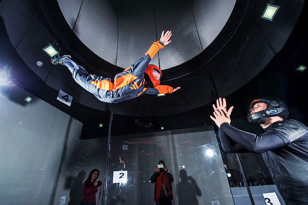 Полёт в аэротрубе  в Москве. Ultra Подарки. Полёт в аэротрубе  в Москве. Попробуйте полёт в аэротрубе . Сервис: UltraPodarki.ru 8 800 505 95 30. Полёт в аэротрубе , аэротруба Москва, полёт Москва