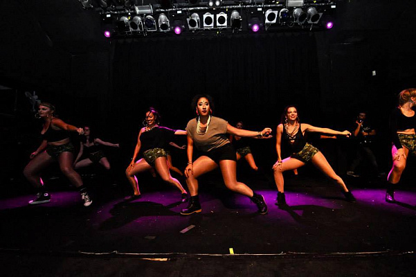 Уроки танца DanceHall. Подарочные сертификаты Ultra Подарки Москва. Купить оригинальный подарок или подарочный сертификат на Уроки танца DanceHall. Сервис UltraPodarki.ru Москва 8 800 505 95 30.