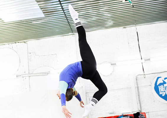 Прыжки в батутном центре в Москве. Сервис Ultra Подарки. Купить подарочный сертификат на батутный центр. Подарите прыжки на батуте для детей и взрослых в Москве. Сервис UltraPodarki.ru 8 800 505 95 30. Батутный центр Москва, батутный центр, прыжки на батуте Москва, купить батут Москва, батут, батут Москва