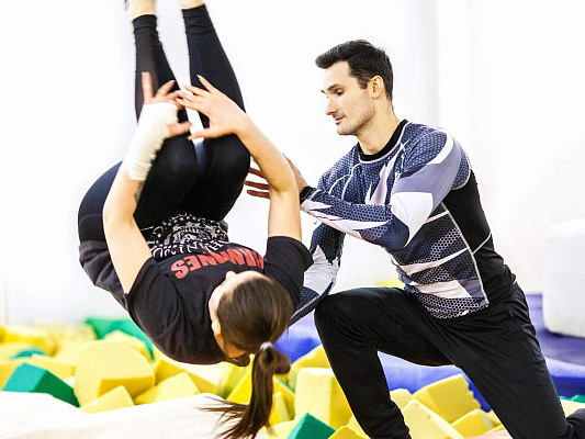 Прыжки в батутном центре в Москве. Сервис Ultra Подарки. Купить подарочный сертификат на батутный центр. Подарите прыжки на батуте для детей и взрослых в Москве. Сервис UltraPodarki.ru 8 800 505 95 30. Батутный центр Москва, батутный центр, прыжки на батуте Москва, купить батут Москва, батут, батут Москва