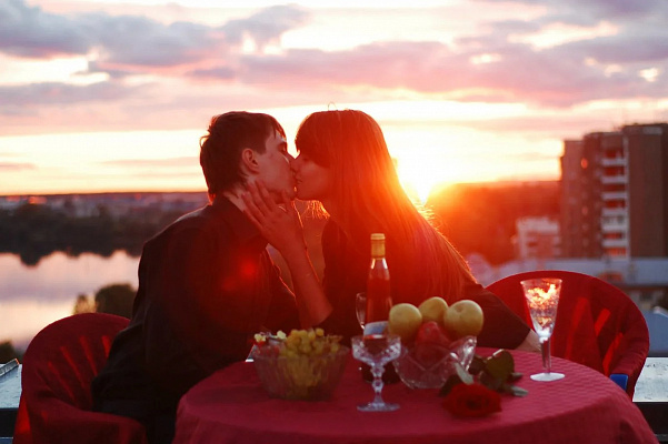 Романтическое свидание на крыше в Москве. Ultra Подарки. Купить романтическое свидание на крыше в Москве. Подарите самым близким незабываемые моменты и почувствуйте друг друга ещё ближе. Сервис UltraPodarki.ru 8 800 505 95 30. Романтическое свидание на крышев Москве, свидание на крышев Москве, свидание, сертификат на свидание на крыше, сертификат на свидание в Москве, купить свидание на крыше, купить свидание Москва