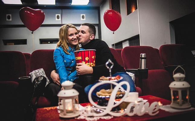 Романтическое свидание в кинотеатре в Москве. Ultra Подарки. Купить романтическое свидание в кинотеатре в Москве. Подарите самым близким незабываемые моменты и признайтесь в искренних чувствах. Сервис UltraPodarki.ru 8-800-505-95-30. Романтическое свидание в кинотеатре в Москве, свидание в Москве, свидание в кинотеатре, сертификат на свидание в кинотеатре, сертификат на свидание в Москве, купить свидание, купить свидание Москва, первое свидание, девушка свидание, хороший кинотеатре, романтический кинотеатре, романтический вечер, романтический ужин, романтические любимому, романтическая музыка