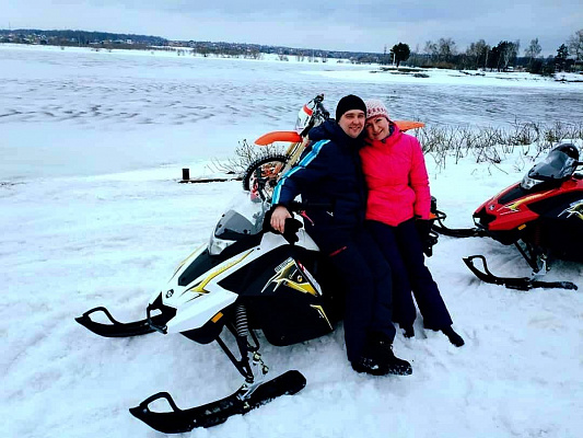 Катание на снегоходах в Москве в подарок. Сервис Ultra Подарки
. Подарочный сертификат на катание на снегоходах в Москве с друзьями. Закажите прокат снегоходов в подарок для мужчины по привлекательным ценам. Живописные маршруты для езды на снегоходах это отличная возможность активного отдыха. Сервис UltraPodarki.ru 8 800 505 95 30. катание на снегоходах, подарочный сертификат на катание на снегоходе, прокат снегоходов, прокат снегоходов Москва, катание на снегоходах Москва, езда на снегоходе