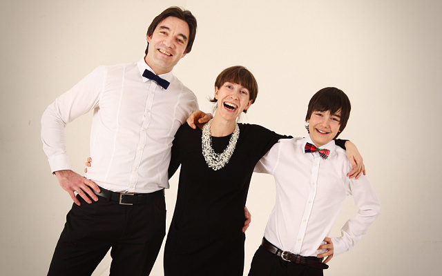 Семейная фотосессия в Москве. Ultra Подарки. Купить семейную фотосессию в Москве. Фотосессия для семьи укрепляет отношения и объединяет всех членов семьи. Сервис UltraPodarki.ru 8 (800) 505 95 30. Семейная фотосессия в Москве, семейная фотосессия, семейная фотосъёмка в Москве, семейная фотосъёмка, фотосессия для семьи Москва, фотосессия для семьи