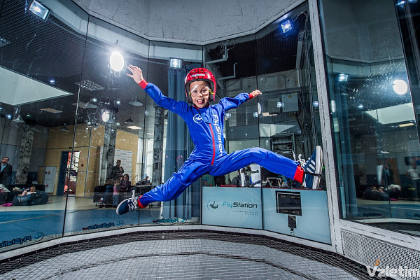 Полёт в аэротрубе  в Москве. Ultra Подарки. Полёт в аэротрубе  в Москве. Попробуйте полёт в аэротрубе . Сервис: UltraPodarki.ru 8 800 505 95 30. Полёт в аэротрубе , аэротруба Москва, полёт Москва